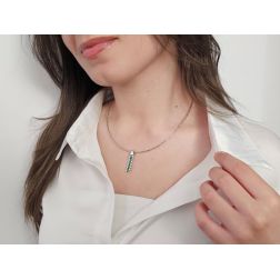 Ciondolo Navette con 9 Smeraldi e 18 Diamanti foto ndossata