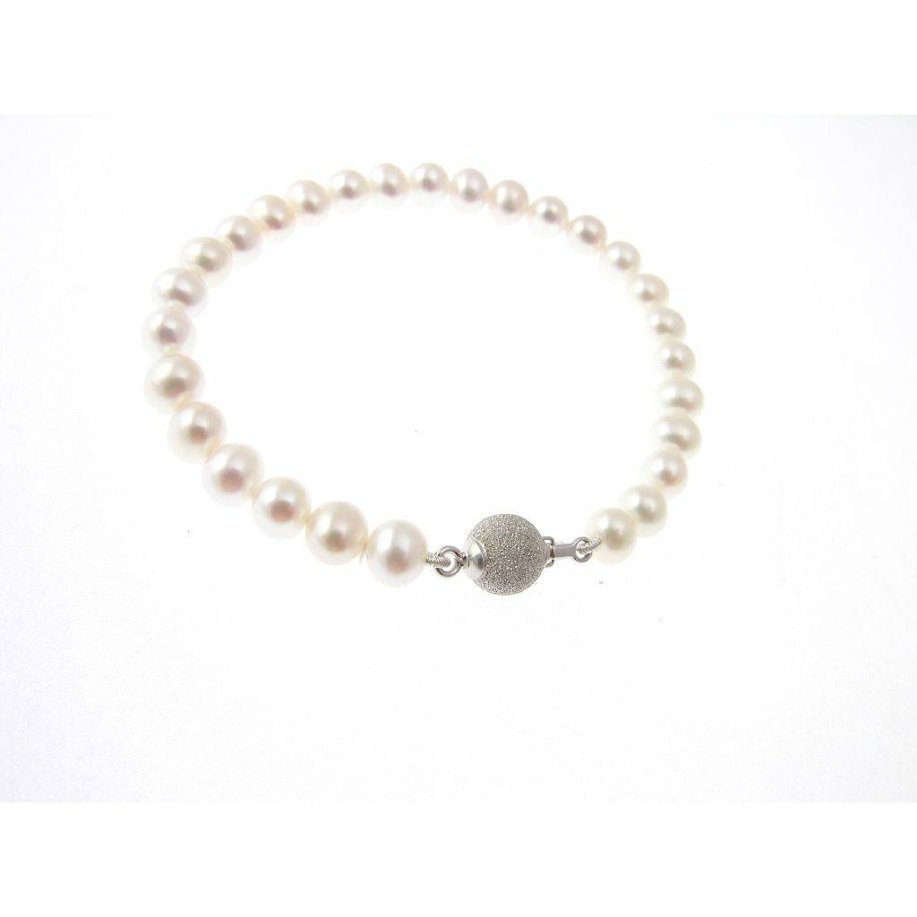 Pearl Bracelete with sparkle ball clasp in 18kt white gold