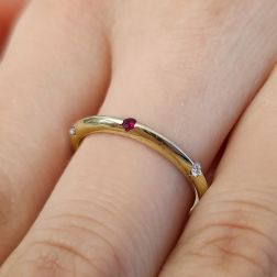 Veretta Piramidale sottile con Diamanti, Zaffiro Blu, Rubino, Smeraldo Oro Giallo foto indossata