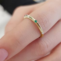 Veretta Piramidale sottile con Diamanti, Zaffiro Blu, Rubino, Smeraldo Oro Giallo foto indossata