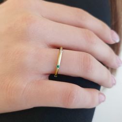 Veretta Piramidale sottile con Diamanti, Zaffiro Blu, Rubino, Smeraldo Oro Giallo foto indossata