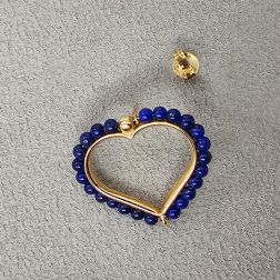 18kt Yellow Gold Lobe Earrings – Heart with Blue Lapis