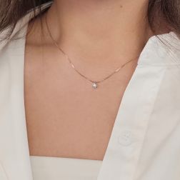 Collana Punto Luce Circle Sfaccettato da 0,020ct - 3.70mm foto indossata
