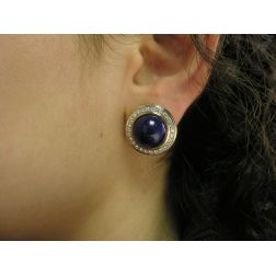 Orecchini Lapislazzuli Cabochon tondo con giro di Diamanti - Bicolor foto indossata