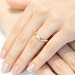 Photo of worn Wedding band Classic 6gr UNOAERRE with diamond