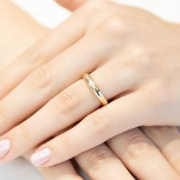 Photo of worn Wedding band Classic 6gr UNOAERRE with diamond