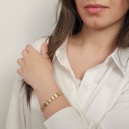 Bracciale a segmenti Foglioline Diamantate e Filo Torto in Oro Giallo foto indossata