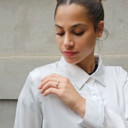 Veretta Suspended 5 Diamanti Certificati GIA ''D'' da 0.22ct foto indossata