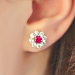 Orecchini Fiori Rubini 4mm e 16 Diamanti foto indossata