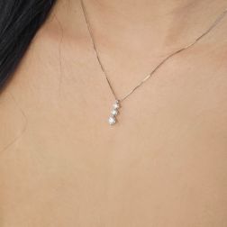 Girocollo Trilogy Sparkle Diamanti a Scalare in Oro Bianco foto indossata