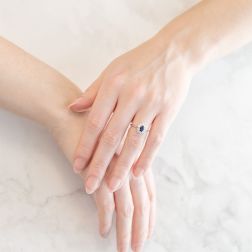 Anello Kate Zaffiro Piccolo 6x4mm con 10 Diamanti foto indossata