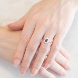 Anello Kate Zaffiro Piccolo 6x4mm con 10 Diamanti foto indossata