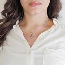 Ciondolo Croce Gotica in Oro Bianco con Zaffiri Blu foto indossata