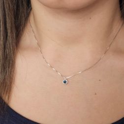 Girocollo Veneta 0.5mm Punto Luce Zaffiro Blu Contornato Oro Bianco foto indossata