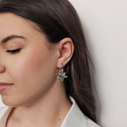 Orecchini Pendenti Queen Acquamarina e Diamanti su Oro Bianco foto indossata