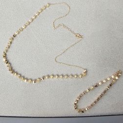 Three-dimensional trapezoid necklace in yellow gold
