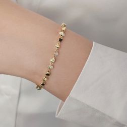 Bracciale a Trapezi Tridimensionali in Oro Giallo foto indossata