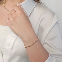 Bracciale a Trapezi Tridimensionali in Oro Giallo foto indossata