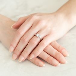 Anello Solitario Contornato Squadrato Diamante 0.50ct foto indossata