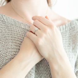 Anello Solitario Contornato Squadrato Diamante 0.50ct foto indossata