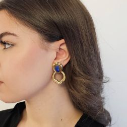 Orecchini "Nascita di Venere" in Oro Giallo con Lapislazzuli Blu foto indossata