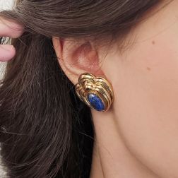 Orecchini "Nascita di Venere" in Oro Giallo con Lapislazzuli Blu foto indossata