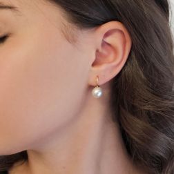 Orecchini Gancio Classico Perla Akoya 9.5mm Oro Giallo foto indossata