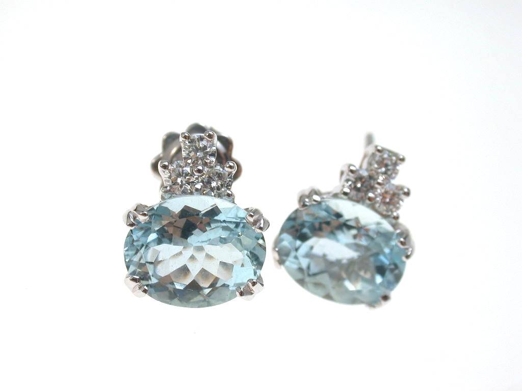 oval orizzontal Acquamarine earrings with 3 diamonds in 18kt white gold