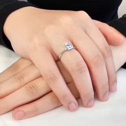 Anello Solitario Acquamarina Ottagonale 7x5mm e 2 Diamanti in Oro Bianco foto indossata
