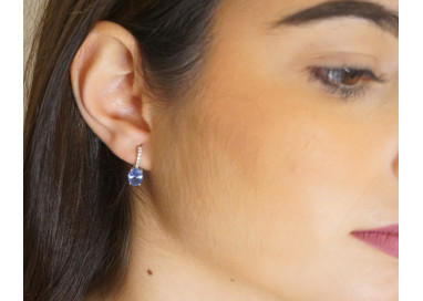 Orecchini Barretta Diamanti con Zaffiro Blu Ovale foto indossata