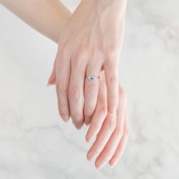 Anello Solitario Acquamarina Ovale 7x5mm e 2 Diamanti in Oro Bianco foto indossata