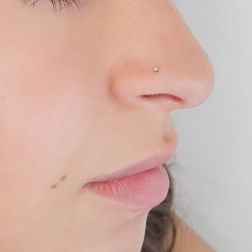 Piercing Nasino oro bianco con Diamante foto indossata