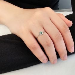 Anello Solitario Easy Flower Smeraldo Oro Bianco foto indossata