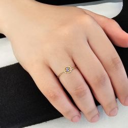 Anello Solitario Easy Flower Zaffiro Blu Oro Giallo foto indossata