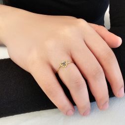 Anello Solitario Easy Love Zaffiro Blu Oro Giallo foto indossata