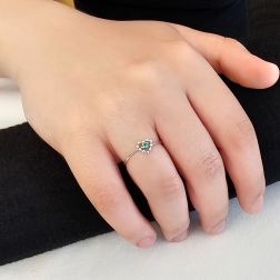 Anello Solitario Easy Love Smeraldo Oro Bianco Foto Indossata
