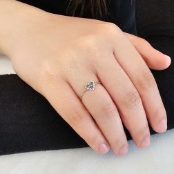 Anello Solitario Easy Love Diamante Blu Oro Bianco Foto indossata