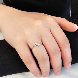Anello Solitario Easy Love Diamante Oro Bianco Foto Indossata