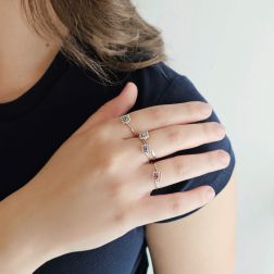 Anello Solitario Easy Square Oro Bianco Foto Indossata