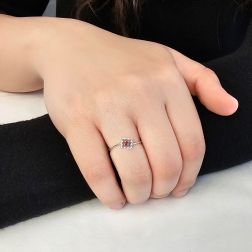 Anello Solitario Easy Square Rubino Oro Bianco foto indossata