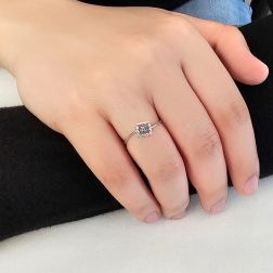 Anello Solitario Easy Square Zaffiro Blu Oro Bianco Foto Indossata