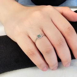 Anello Solitario Easy Square Smeraldo Oro Bianco Foto Indossata