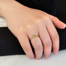 Anello Solitario Easy Square Smeraldo Oro Giallo Foto Indossata