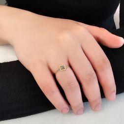 Anello Solitario Easy Square Zaffiro Blu Oro Giallo foto indossata