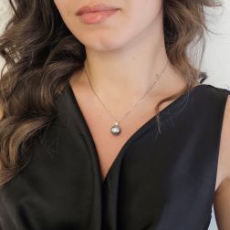 Collana Punto Luce Diamante Brown e Perla Tahiti foto indossata