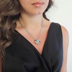 Collana Blossom in Oro Bianco 18kt con Diamanti foto indossata