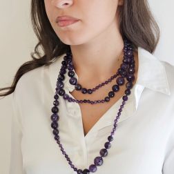 Collana Lunga Ametista Laccio 160cm Sfere Sfaccettate scalare 15.5mm a 10mm e lucide da 6mm foto indossata