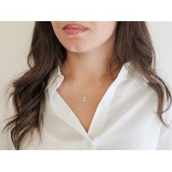 Ciondolo Lettera Iniziale "Z" con Diamanti in Oro Bianco 18kt foto indossata