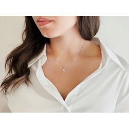 Ciondolo Lettera Iniziale "O" con Diamanti in Oro Bianco 18kt foto indossata