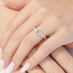 Solitario Contornato Veretta Scalare Smeraldo e Diamanti Oro Bianco - misura 12 - foto indossata